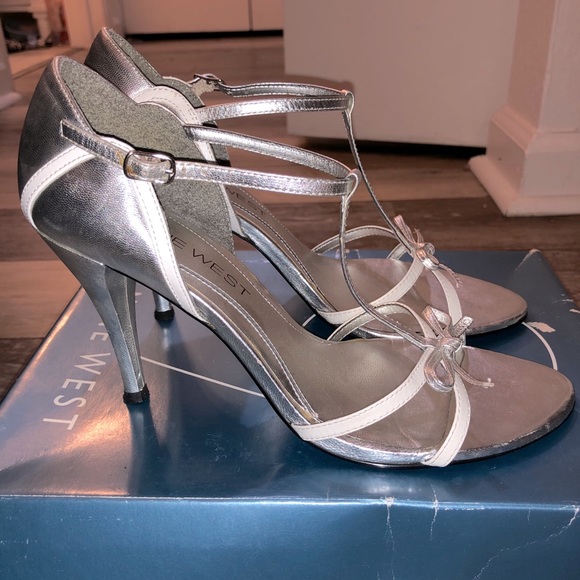 Coquette Bow Nine West Strappy Evening Heels - Picture 4 of 12